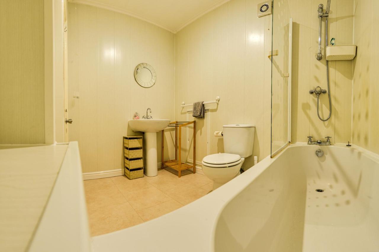The Whitby Prospect, 2 Bed Apartment With Stunning Views, 2 Mins From Beach ภายนอก รูปภาพ